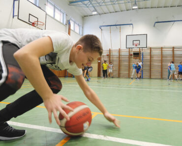 Štafetové hry s loptami, alebo medicinbalmi na posilnenie celého tela