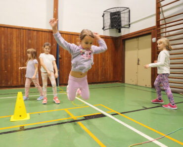 Hodina telesnej výchovy s prváčikmi a švihadlami