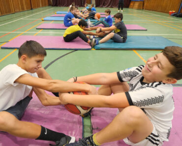 3 posilňovacie cvičenia vo dvojiciach s loptou