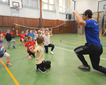 Prekážková dráha na rozbehanie a pohybová hra Nad pod okolo