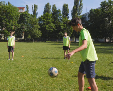 Prihrávaná s postupovaním je jednoduchá a zábavná futbalová hra s doplnkovým cvičením