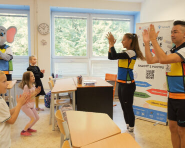 Rock and roll rozcvička v triede