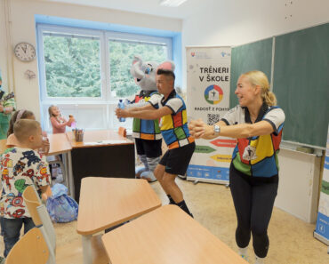 Lyžiarska rozcvička v školský laviciach