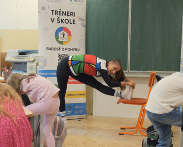 Gymnastická rozcvička v triede so stoličkou