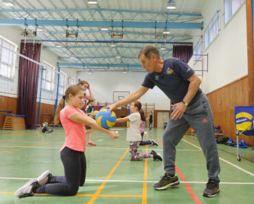 Ako naučiť deti hrať volejbal - overený postup od základov až po hru