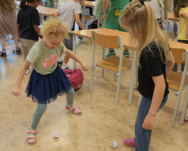 Futbalová rozcvička s papierovou loptou v triede