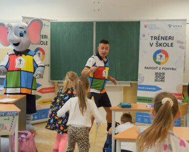 Rozcvička do triedy? Skúste pingpong so zošitom a papierovou loptičkou