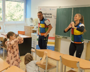 Volejbalová triedna rozcvička s papierovou loptičkou a príbehom