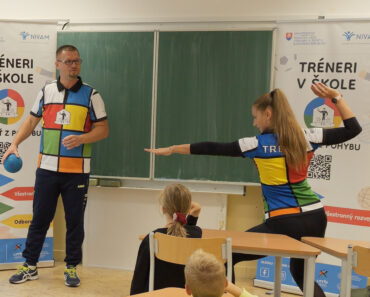 Rozcvička v triede s papierovou loptičkou - Hádzanie pre najmenších školákov