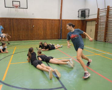 Krátke a zábavné naháňačky v kruhu do telocvične aj na školský dvor. Dve variácie, ktoré rozhýbu triedu a deti si ich okamžite obľúbia.