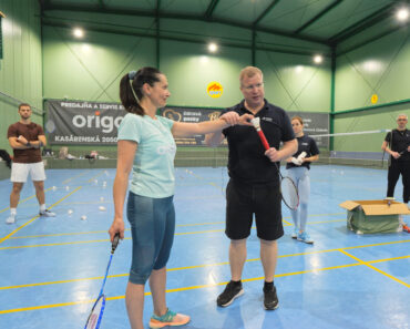 Ako naučiť deti podanie v bedmintone zábavne a jednoducho