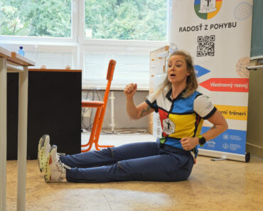 Triedna rozcvička s hádzaním, chytaním a s vláčikom na záver