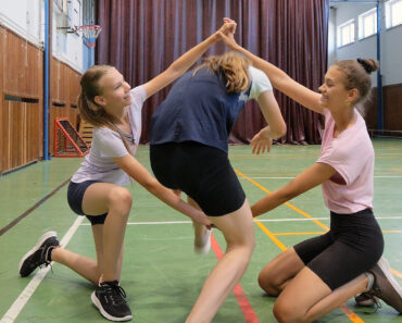 3 jednoduché štafety do telocvične a Lokomotíva na rozhýbanie po sedení