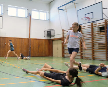 7 pohybových hier bez pomôcok, ktoré rozhýbu každú triedu