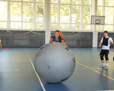 Kin-ball cvičenie, ktoré rozbehá celú triedu - obranný štvorec