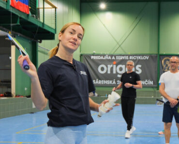 Učíme deti bedminton v strede kurtu. Praktické cvičenia na drajv, blok, rýchlu reakciu a pripravenú raketu počas výmeny.