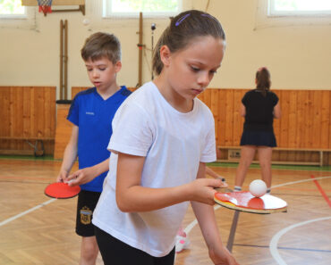 Stolný tenis pre deti krok za krokom. Praktické cvičenia s raketou a loptičkou, metodika nácviku a hry pre učiteľov telesnej výchovy.